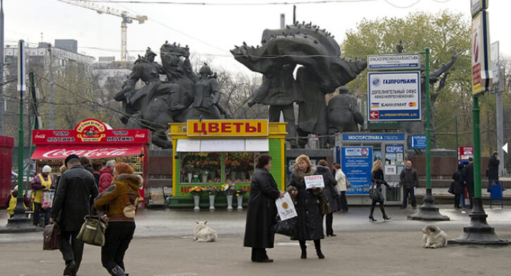 Ларьки на площади перед станцией метро «Улица 1905 года», 2010 г. Фото: Александр Вильф / РИА Новости